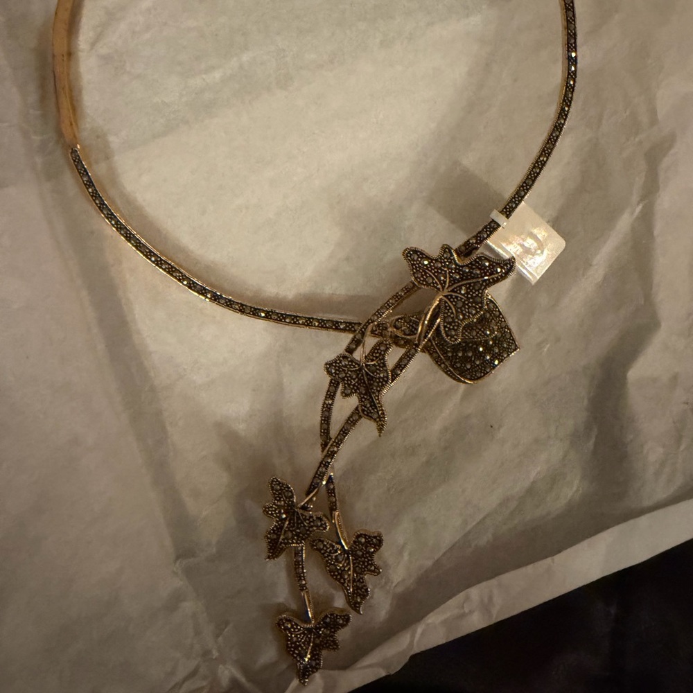 Elegant Gold Leaf Necklace